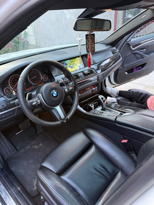 Titlu recomandat: BMW 530d xDrive Luxury 2014 – Head-Up Display, Trapă, 4 Zone, Hayon Electric
