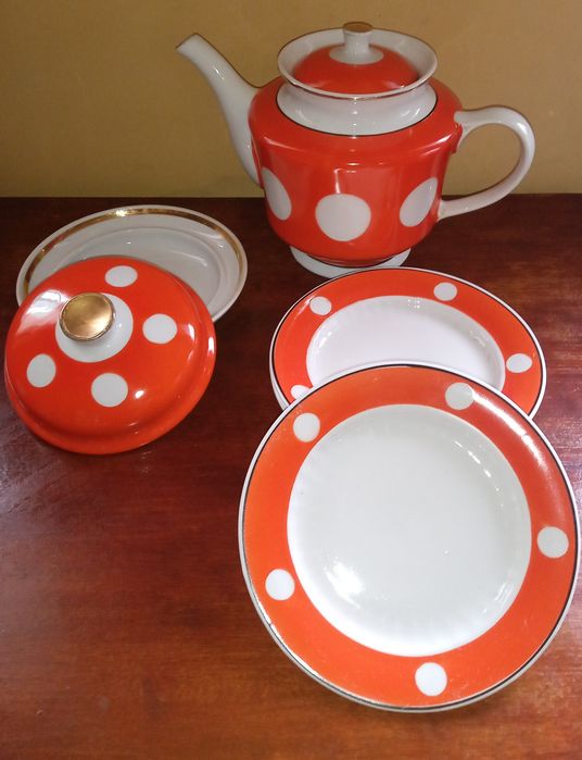 Большой чайник (1,8 л)+маслёнка+4 тарелки.Фарфор СССР,горошек