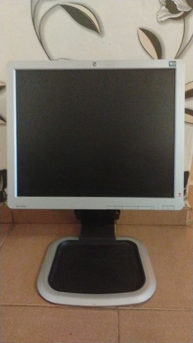 продавам монитор HP 1750