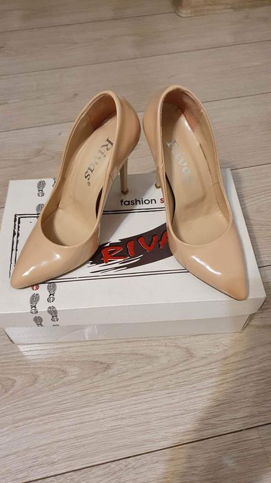 Дамски обувки с ток