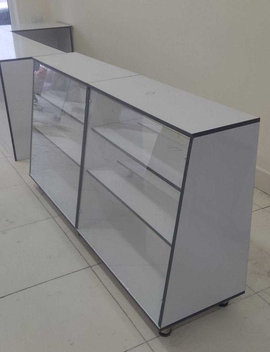 Magazin apteka oshhona ofeslar uchun polka vitrina stelaj va boshqa