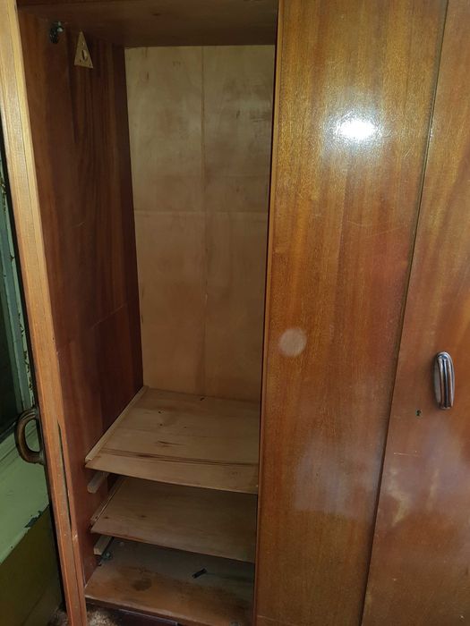 Двукрилен гардероб