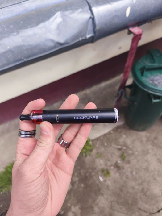 Vând aparat geekvape wenax S