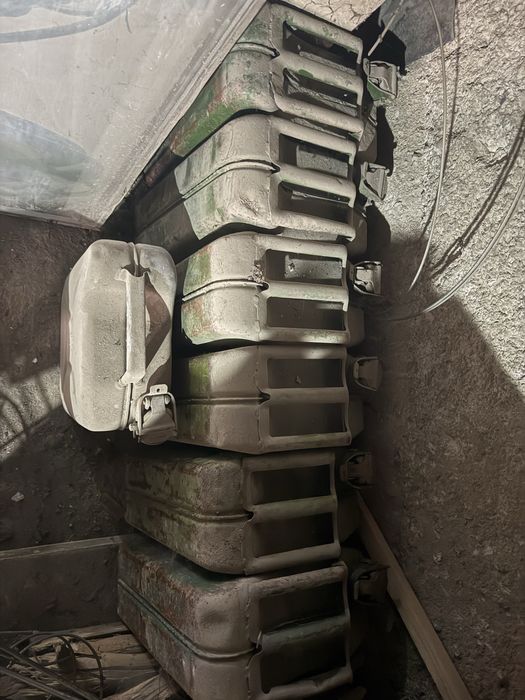 Железные канистры