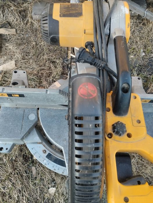 Продам торцовочную пилу Деволт