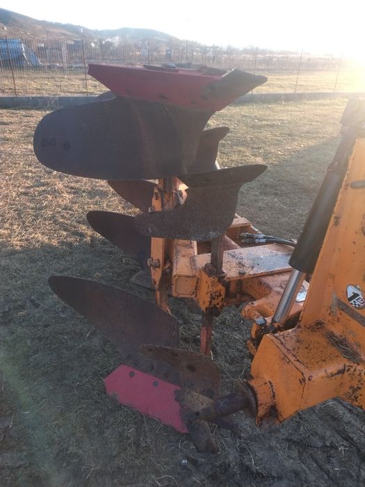 Vând plug Huard Tr65  3 brazde pisele de uzură bune fără rupturi