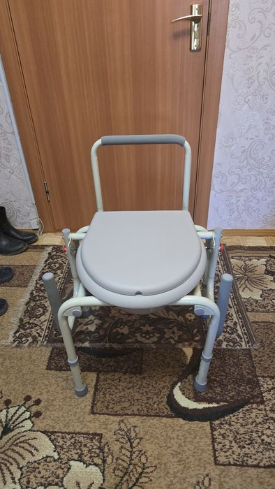 Стул с санитарным приспосаблениемием