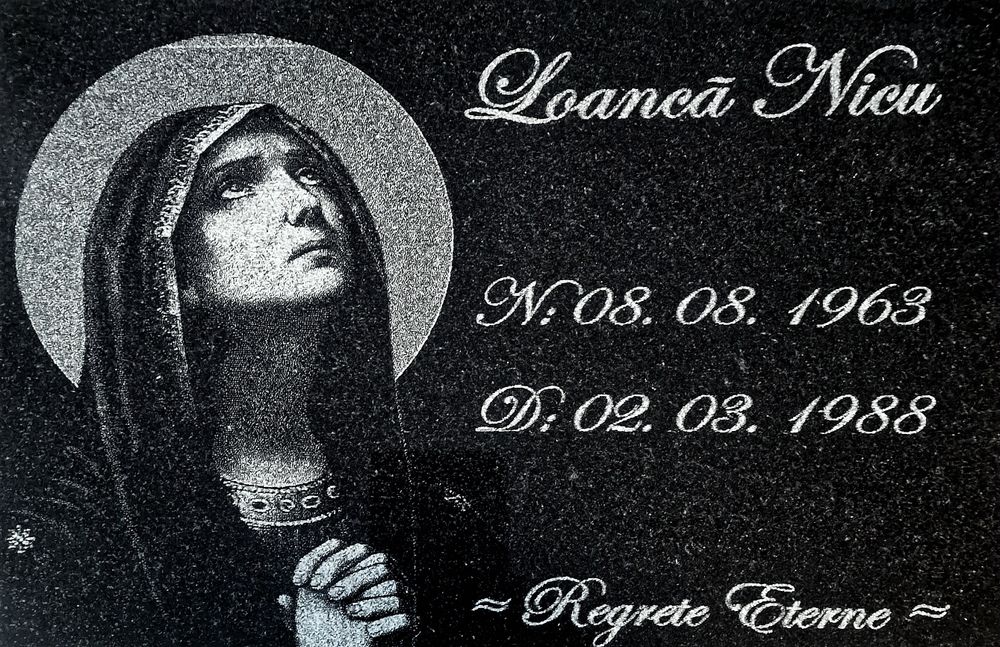 Masa și felinar din granit negru cimitir mormant