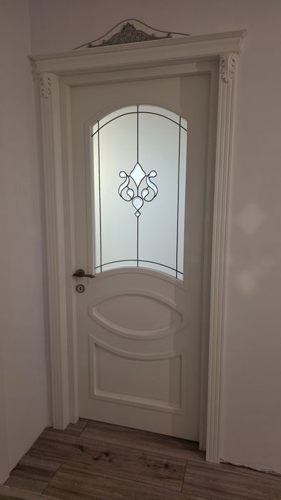 Usi lemn masiv si mobila de bucatarie