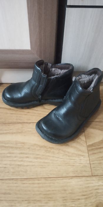 Продам обувь детскую( ботинки, сандали)