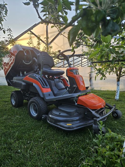 Vand/Schimb Tractoraș de tuns iarba gazon Husqvarna RC 318 T(18H de functionare)