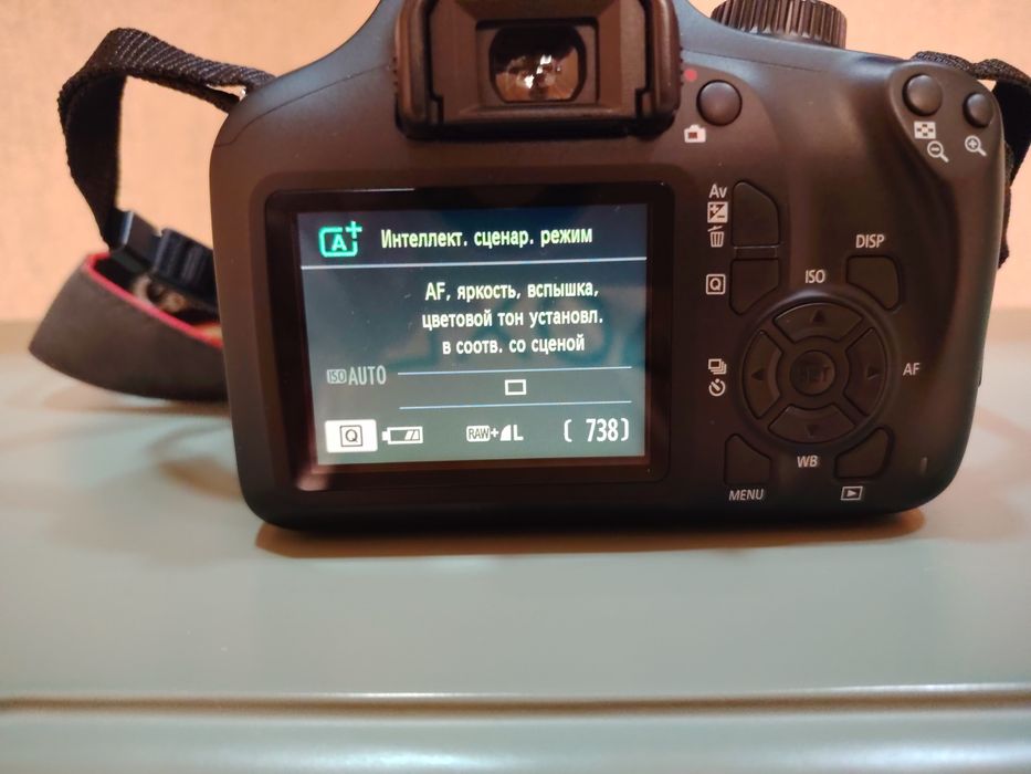 Продам фотоаппарат canon EOS 4000d новый пару раз пользовался!