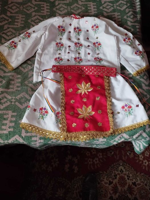Scaune birou stare de nou , 3 reglaje  + costume populare copii