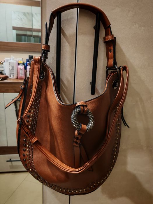 Чисто новадамска чанта с капси