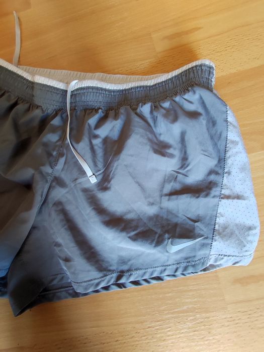 Къси панталони Nike номер L чисто новии без етикет