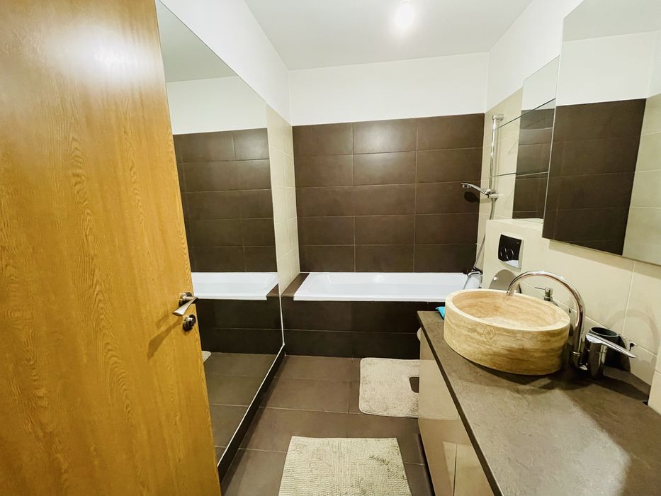 Vand apartament 2 dormitoare + living si bucatarie + parcare subterana in Complex Oaza