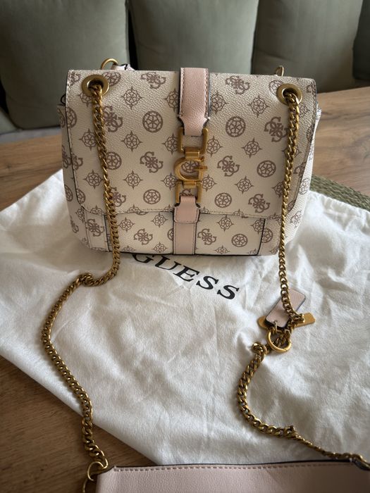 Кожена чанта на GUESS