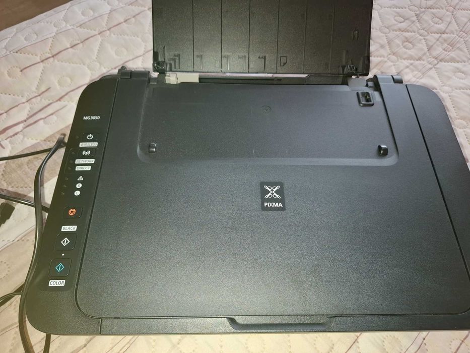 Продавам мастиленоструен принтер CANON, черно и цветно