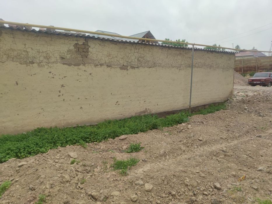 Srochna Ohangaron tumani Eyvalik MFY da joylashgan hovli uy sotiladi.