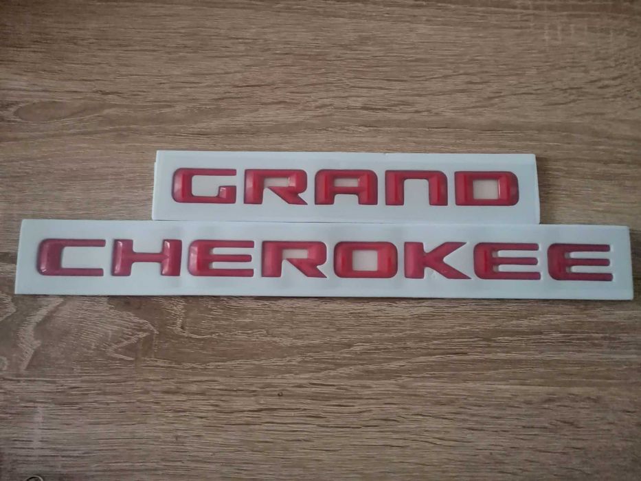 червен надпис Jeep Grand Cherokee