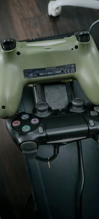 Două Controlere PlayStation 4 plus statie de incarcare