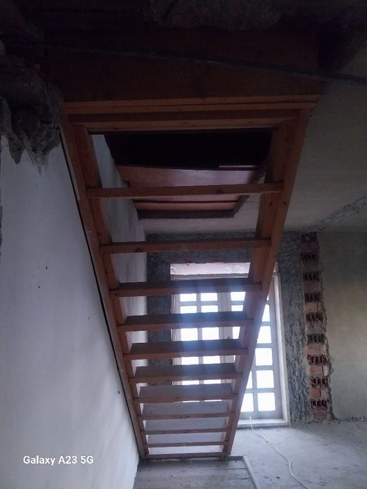 Scara din lemn de brad