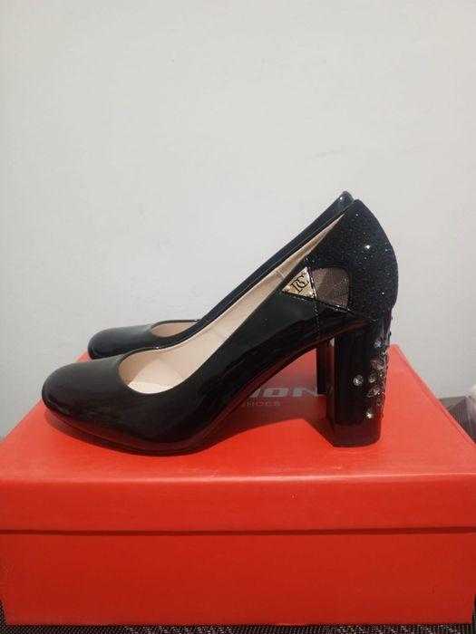 Срочно продам женские туфли