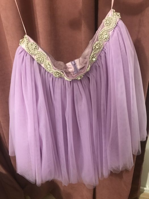 Fusta si bluza mov si bluzita alba din dantela
