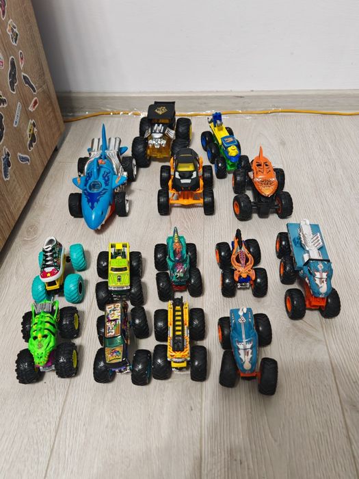 Mega Lot Hot Wheels: Ultimate Garage T-Rex, Piste, 14 Monster Trucks + 220 Mașinuțe