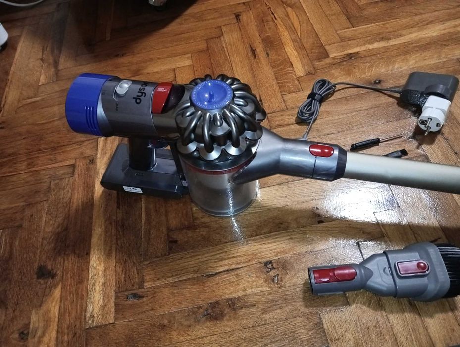 Продавам много добра Dyson V8 почистена прахосмукачка с отлична батерия и аксесоари