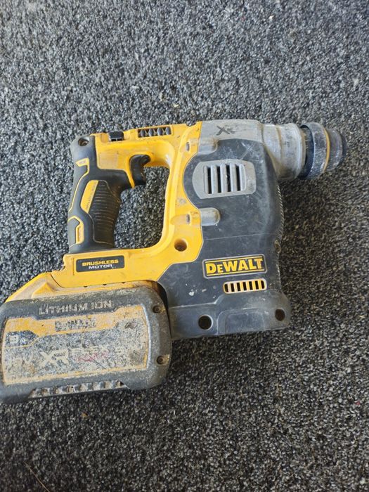 Pachet DeWalt: Rotopercutor Brushless (Defect) + Baterie XR FlexVolt 9Ah (Stată/Pentru piese)
