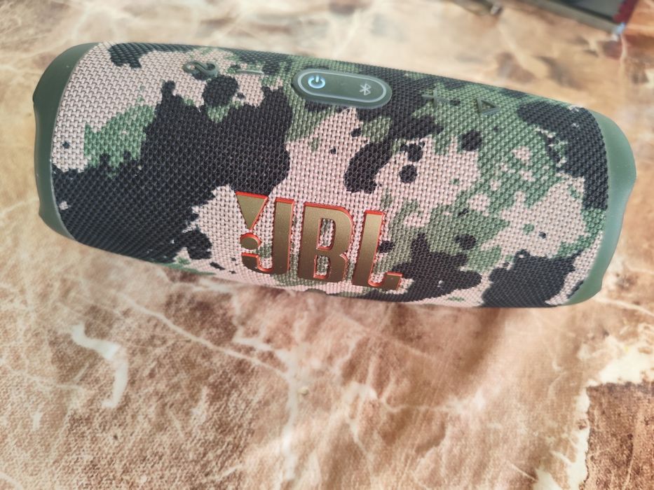 Продавам JBL Charge 5