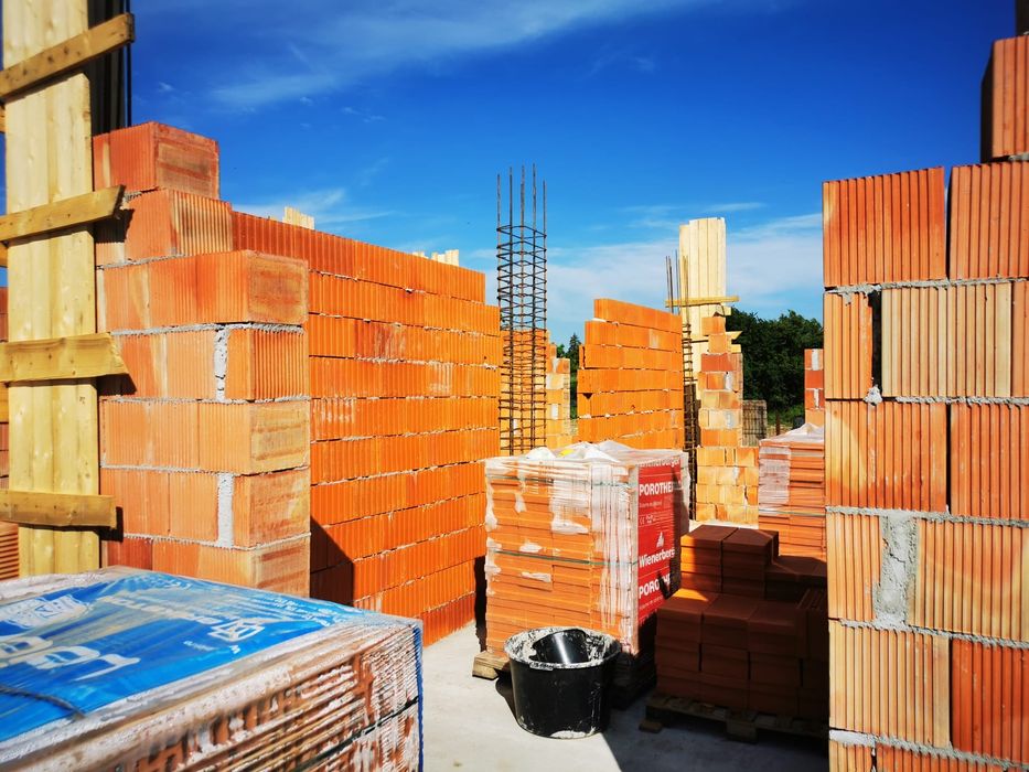 Construim case la rosu si la cheie