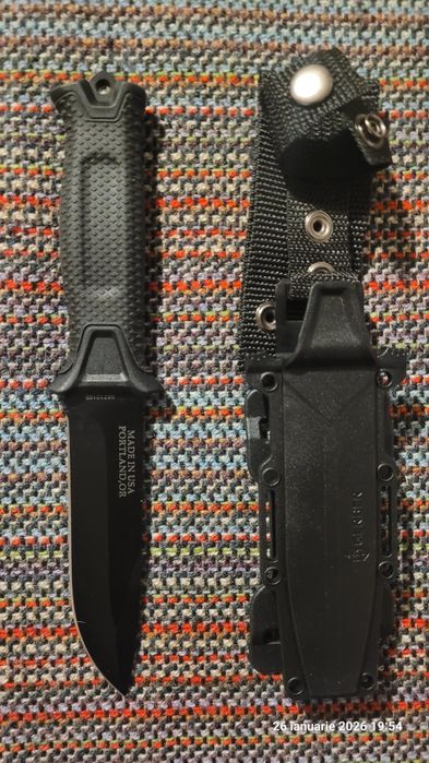 Vând cuțit robust, pentru activități outdoor (drumeții,  camping, etc)