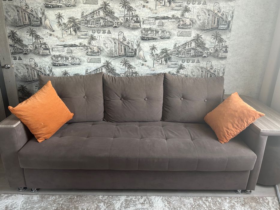 Диван и два пуфика