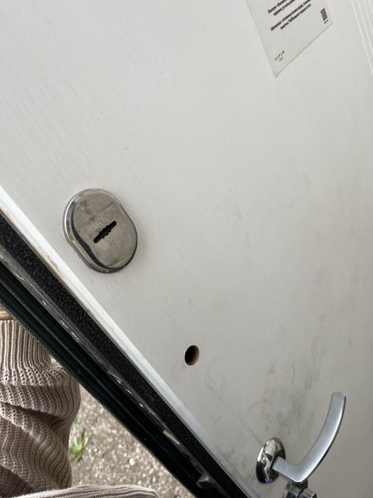 Продам входную дверь бу