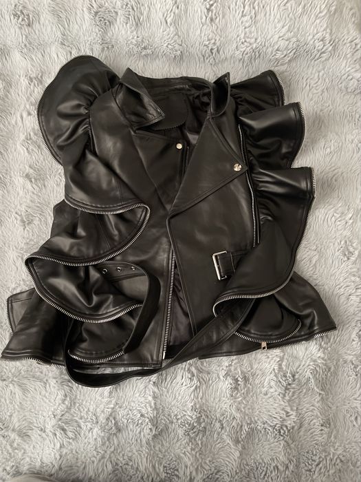 Кожанная черная жилетка