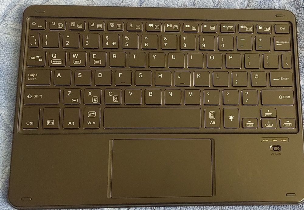 Tastatura bluetooth cu touchpad