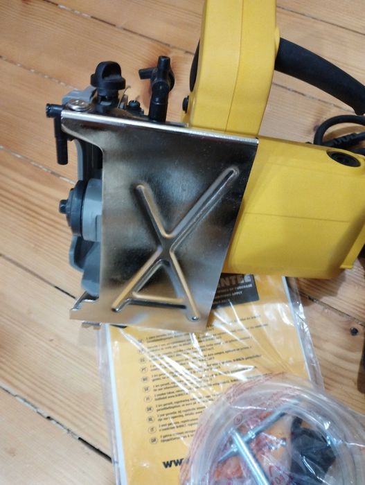 Нов ръчен циркуляр Деволт DWC410 за водно рязане на гранитогрес,камък.