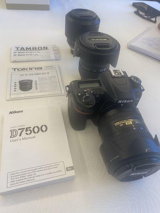 Продавам фотоспарат Nikon с 3 обектива