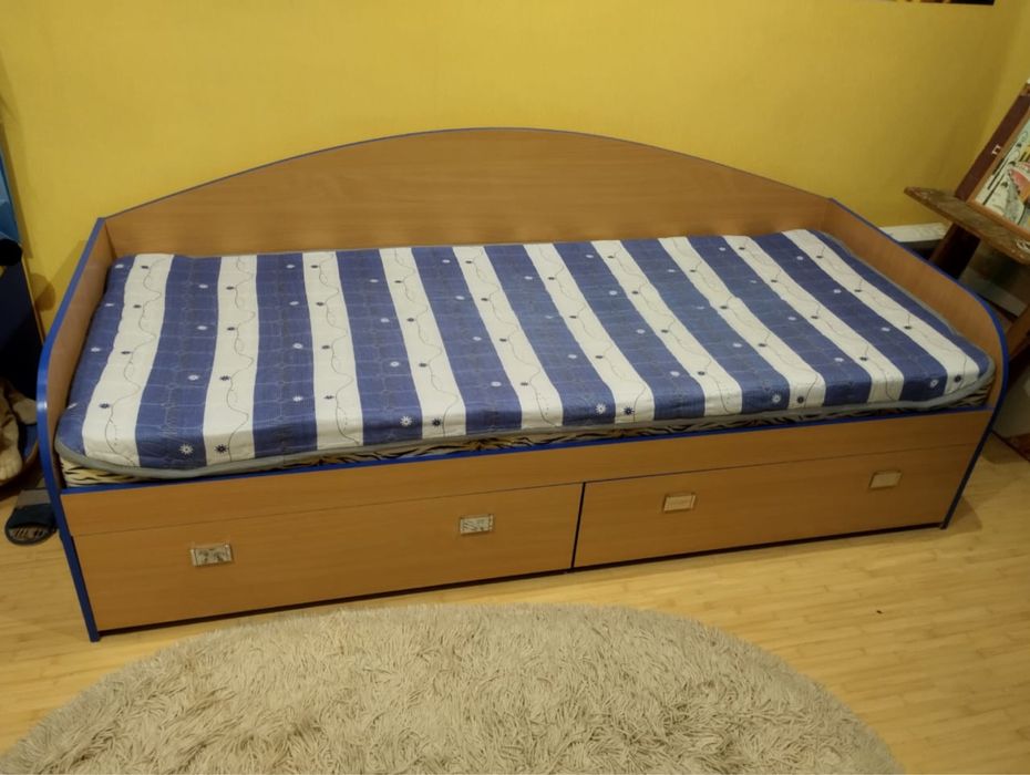 Кровать с матрасом