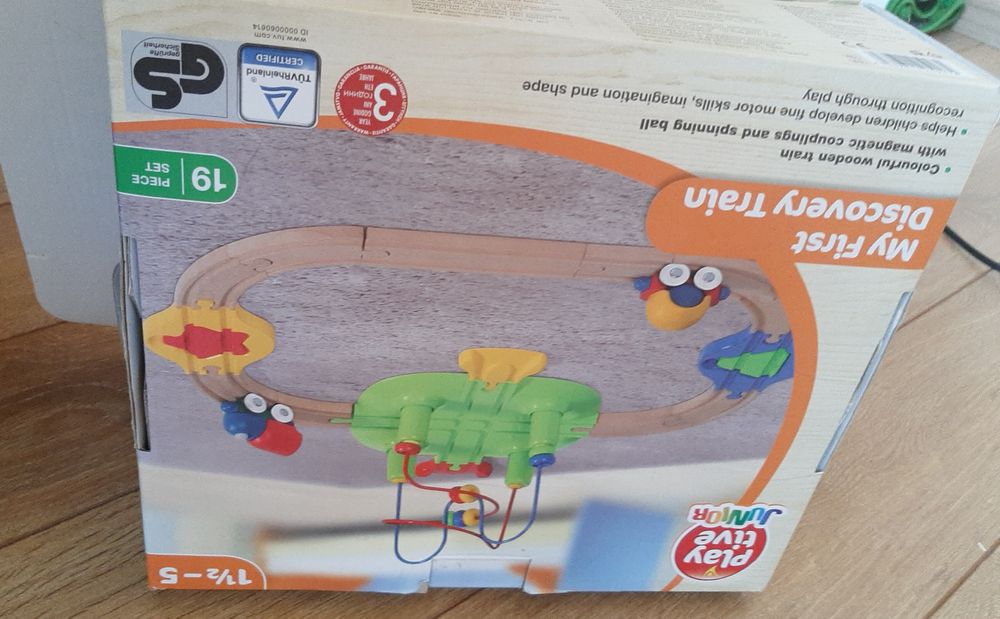 Детска игра - дървени релси с влакче