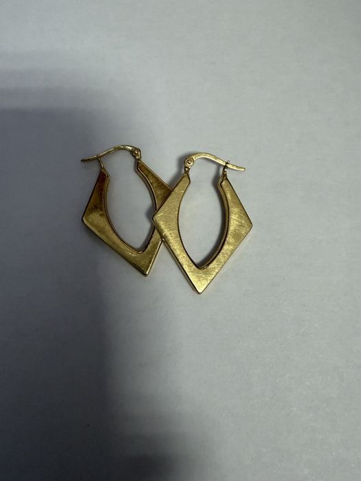 Продам золотые серьги (жёлтое золото, 585                      проба).