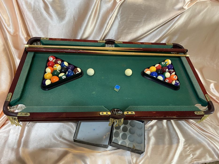 Masa de biliard, stare foarte buna, cu elemente din lemn si piele
