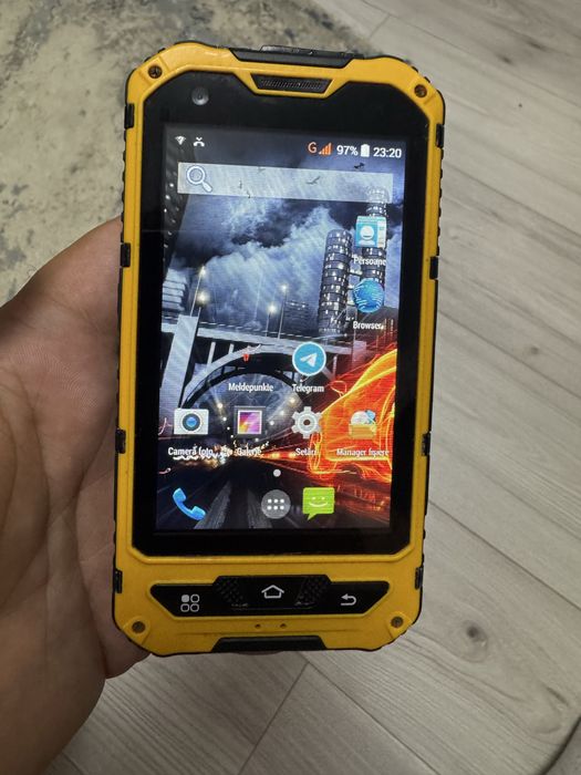 Vand telefon rezistent la apa, praf si socuri