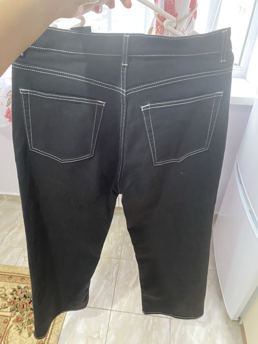 Джинсы H&M.