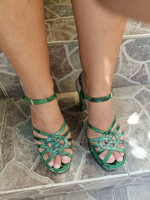 Vând sandale dama piele naturala,model deosebit, mărimea 39.