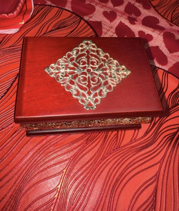 Cutie de bijuterii din lemn masiv si placata cu argint