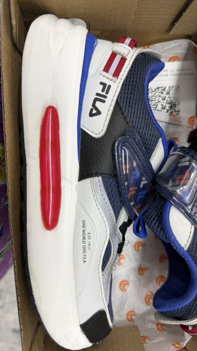 Продам детские кроссовки Fila