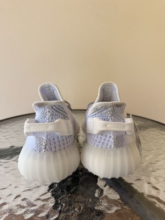 Yeezy 350 noi cu etichete